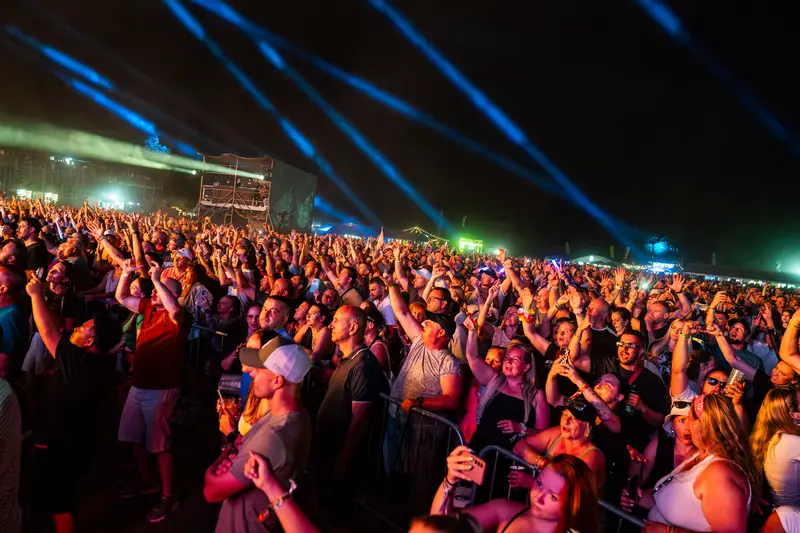 Dav fanoušků pod modrými lasery